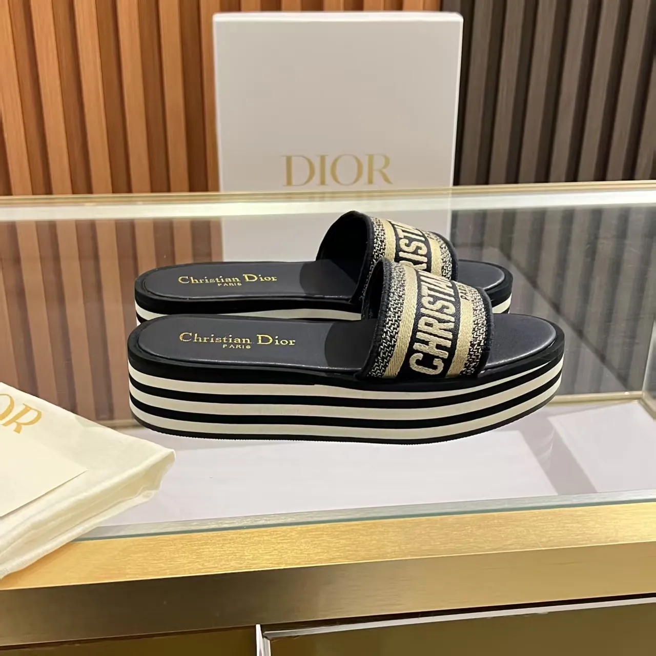 👟👟Ex-factory price 420👟👟 Dior's latest high-quality embroidered slippers - Hand-embroidered craftsmanship, time-consuming craftsmanship - Lambskin lining, breathable and soft - Non-slip rubber thick sole, lightweight cushioning - Sizes 35-40 (41 customized) ** Walk with ease, walking between art and life. ** Dior embroidered slippers - let pointe become a poetic extension of your taste and style.